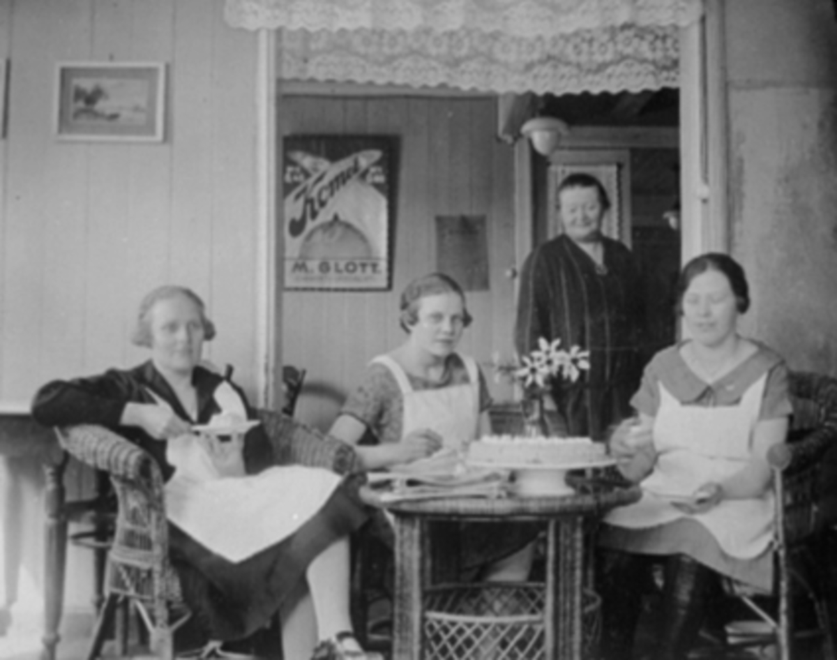 Anno Domkirkeodden, Arbeiderforeningen Cafe & Spiseforretning, Grønnegata 55, Hamar. Interiør. Betjening, f.v. Karen Smestad, ukjent, ukjent, t.h. fru Lundby.