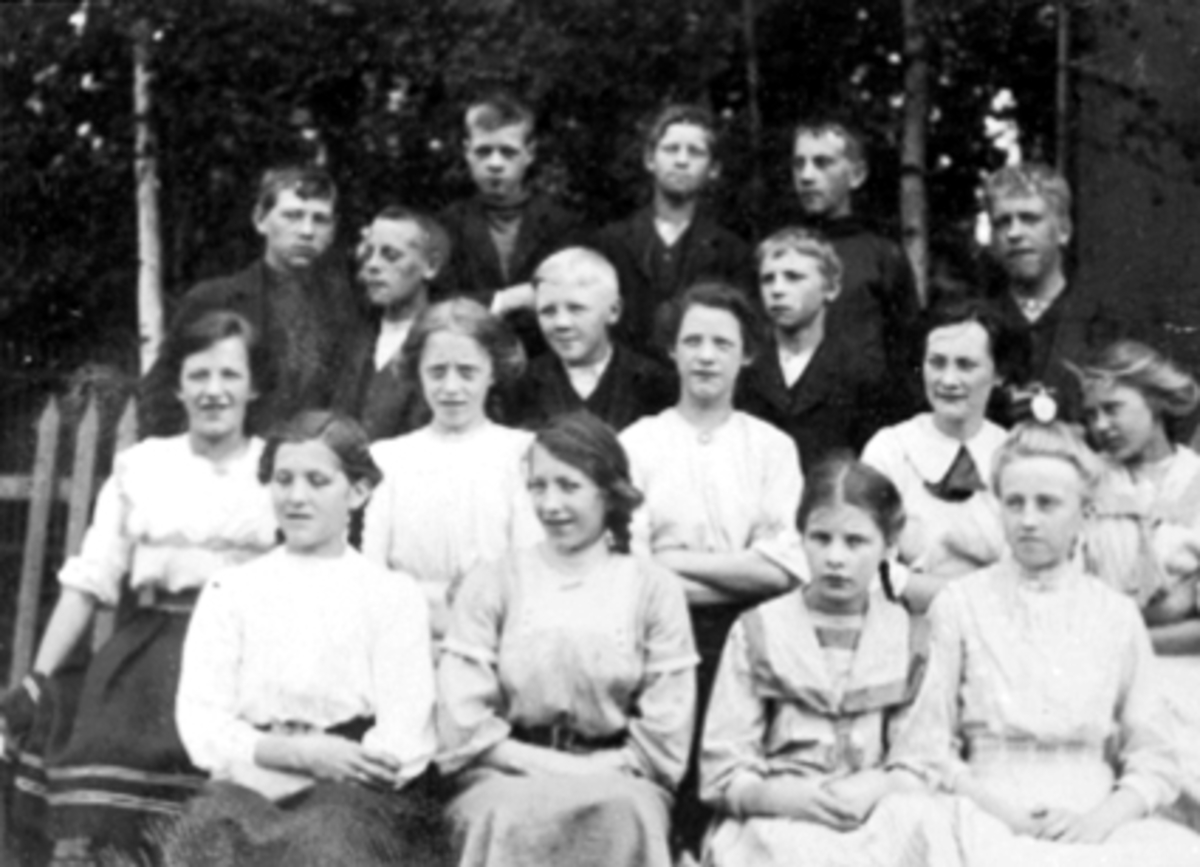 Anno Domkirkeodden, GRUPPE SKOLEKLASSE, HAMAR FOLKESKOLE, LÆRER BJØRVAAS FEMTEKLASSE1 r. v: Emma Martinsen, lys gutt m/pannehår Trygve Sæther, 2. r nr. 3: Petra Hansen, 1 r. nr. 4 frk. Dagfinsen