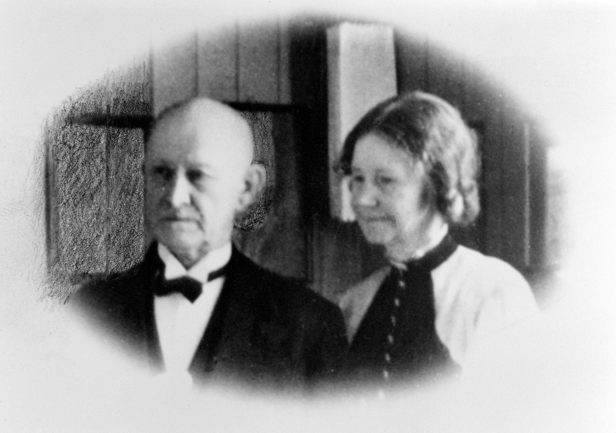 Anno Domkirkeodden, GRUPPE 2, ELDRE EKTEPAR, JOHAN BORGERSEN, ANNA F. FIEDLER BORGERSENJohan Borgersen f: 1869Anna f. Fiedler Borgersen f. 1860. Hun var dansk. Se Karin Nord Syverinsens bok Påfuglen i Parken side 49.