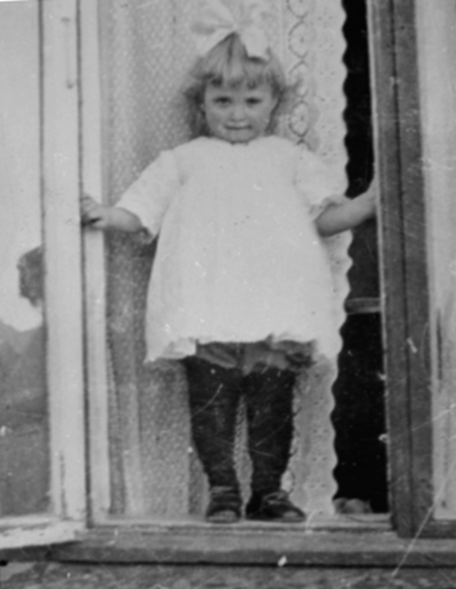 Anno Domkirkeodden, PORTRETT LITEN PIKE M/SLØYFE I VINDU, GERD NIELSEN RØBERG