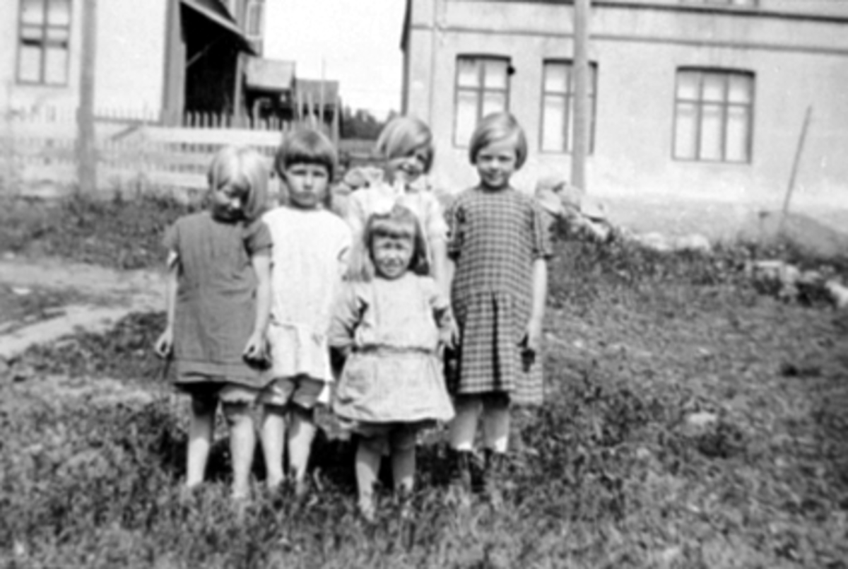 Anno Domkirkeodden, Håkonsgate 44. Gruppe 5, jenter fra Companigården Fra v. Edel Nielsen, Aasta Hansen, Gerd Nielsen, Olga Hansen.. Foran f.v. Margrethe Johansen