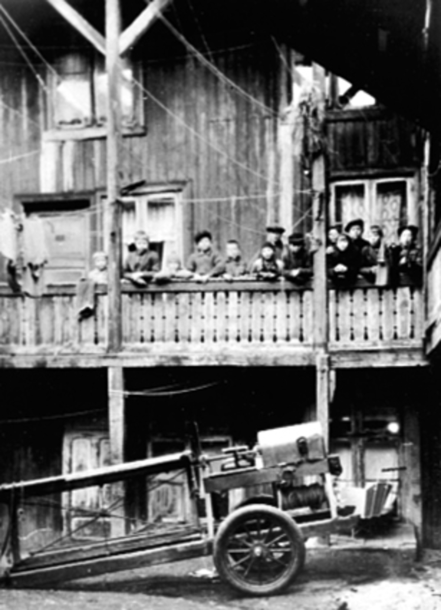Anno Domkirkeodden, Bekkegata 24, Hamar. "Kineserkvarteret" Gruppe barn, bakgård, svalgang, kappsag.. Barn f.v. Magnus Evensen, Odd Nybakken, ukjent, Ivar Andersen, ukjent, Lilly Staangstad, Leif Andersen, ukjent, Magda Andersen, Ruth Mostue, Michael Mostue, Georg Mostue, Gunnar Evensen. Bildet er fra bakgården hos sl…