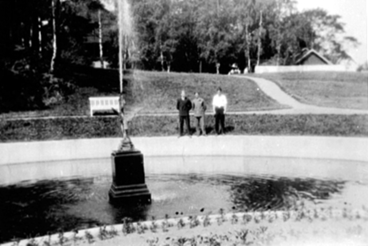 Anno Domkirkeodden, Hamar Park, andedam, fontene. Gruppe 3 menn, f.v. Ole J. Lie, Mikael Tangen, Kolbjørn Frankplads.