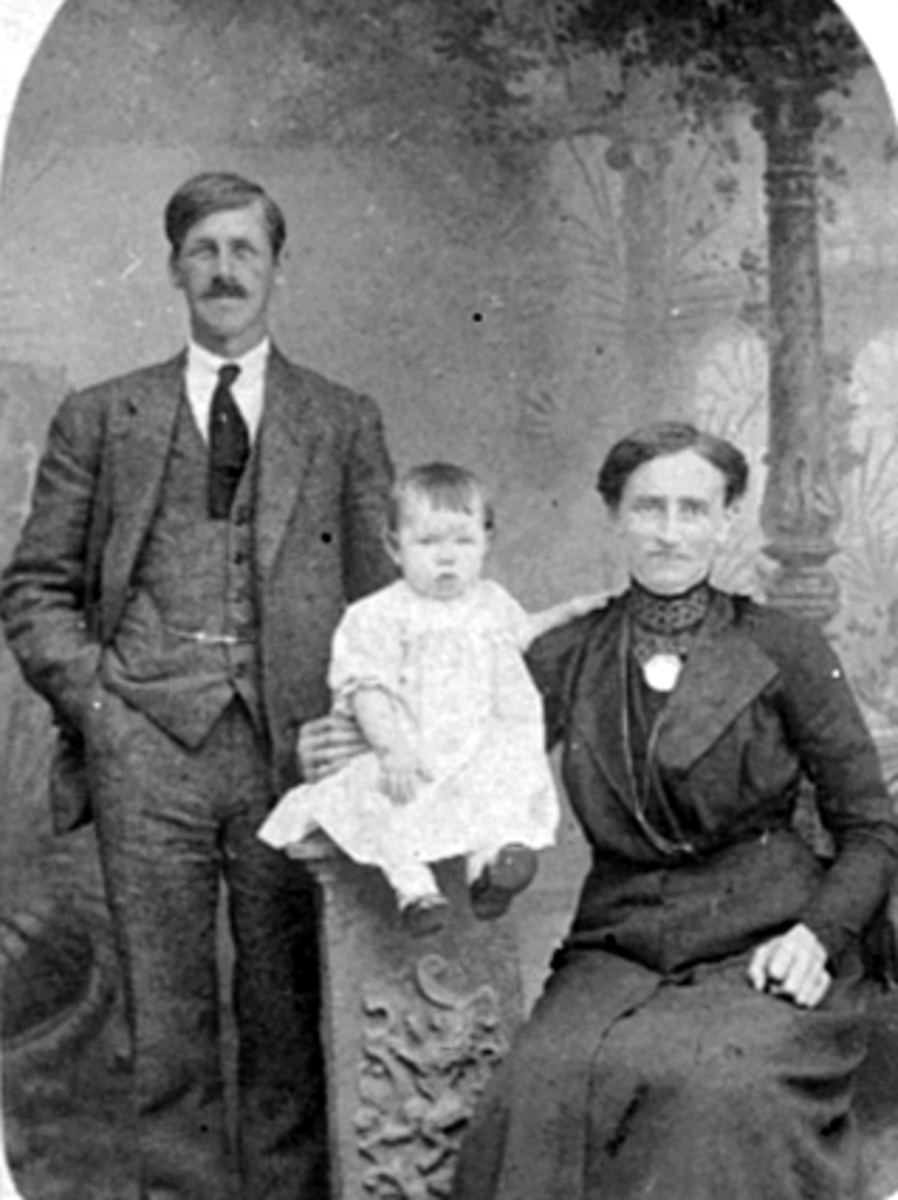 Anno Domkirkeodden, GRUPPE 3, FAMILIE, KARL OLSEN. Bror av "Lange London". Karl Olsen eldste sønn av Gunnar Olsen og Ingeborg Andersdatter.