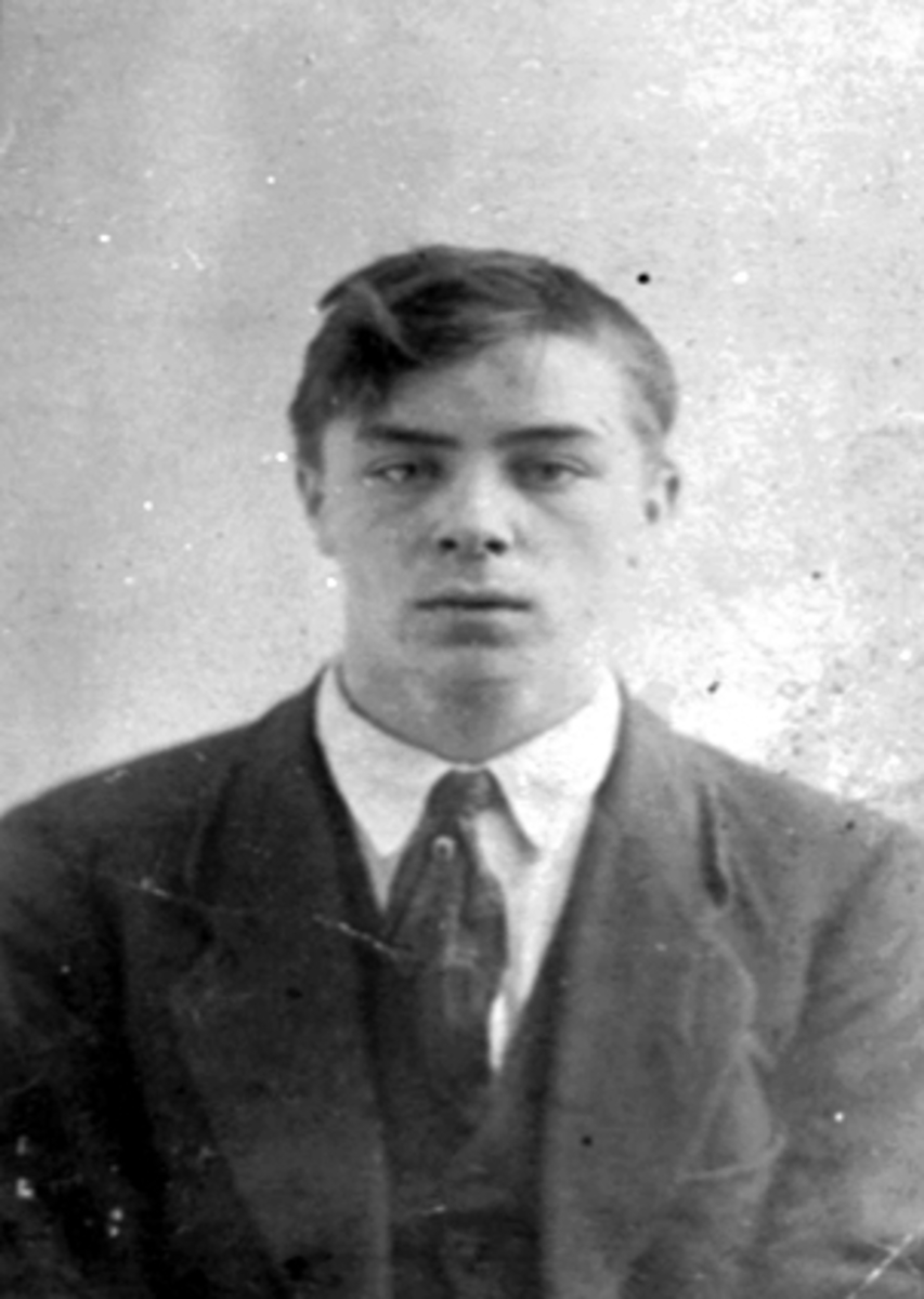 Anno Domkirkeodden, Paul Olsen f. 1902. Paul Olsen ble borte på sjøen. Han var sønn av Lars Olsen og Ingeborg Andersdatter.