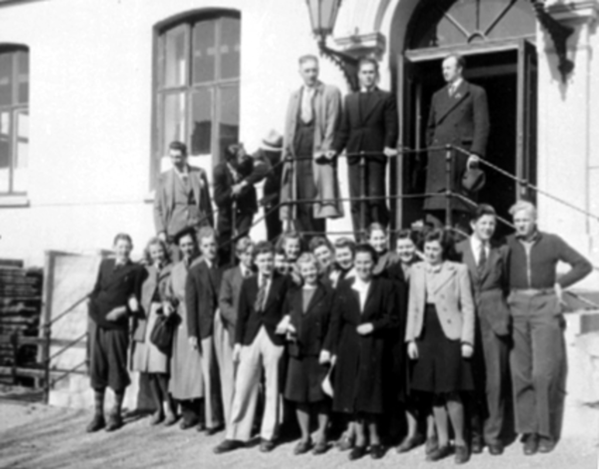 Anno Domkirkeodden, Aftenskolen, gruppe 22, elever og lærere. Ukjente. Voksenopplæring Midtbyen skole 1943.