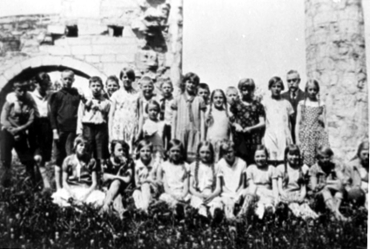 Anno Domkirkeodden, Gruppe skoleelever i Domkirkeruinene, Hamar. Klassetur til Domkirkeodden 1929-30. 1 rekke f.v. Gunvor Morbech, Lovise Kjønniksen, Reidun Kristiansen, Gunvor Hagen, Gerd Sydhagen, Maria Svenningson, Eva Sund, Jenny Lie, Solveig Andersen, Dagny Blystad. Bak f.v. Arne Østbye, Ingar Fischaa, Gustav Nor…