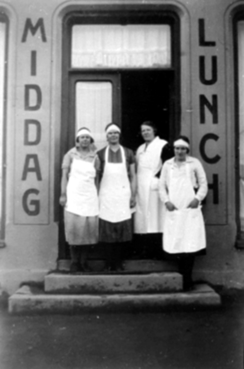 Anno Domkirkeodden, Kafe Nor, Åsgården,Stortorget, Hamar. Betjeningen, serveringsdamer, ca. 1935. F.f. ukjent, ukjent, innehaver Karen Aasbakken, Ingrid Larsen.