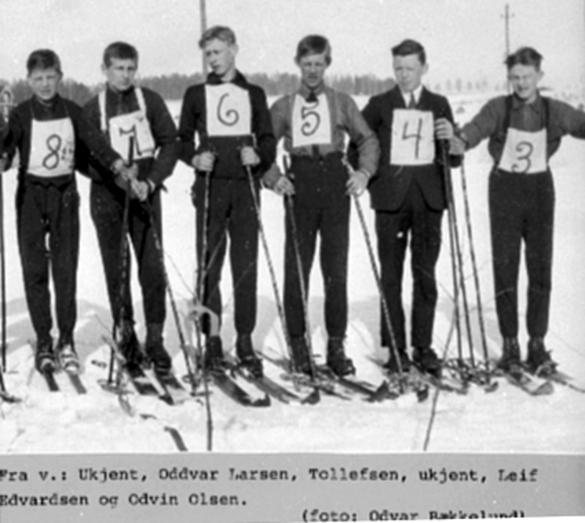 Anno Domkirkeodden, GRUPPE 6 SKILØPERE MED STARTNUMMER, SKI, STAVER, FRA VENSTRE: UKJENT, ODDVAR LARSEN, TOLLEFSEN, UKJENT, LEIF EDVARDSEN OG EDVIN OLSEN
