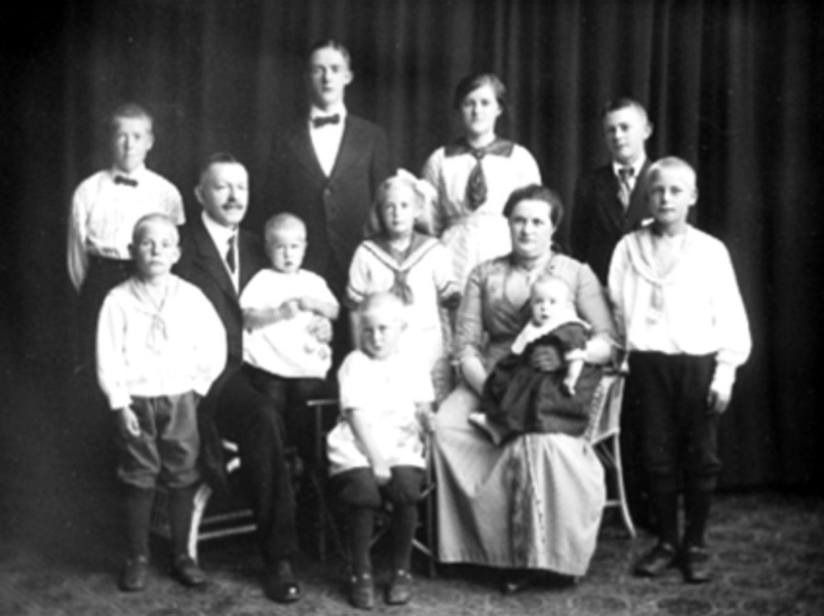 Anno Domkirkeodden, Familiegruppe Morbech, storfamilie 10 barn. Personer på bilde foran fra vestre Håkon, Christian, Arne (f 31. 3. 1912 d 23. 7. 1995), Otto f 1910 Laura, Eva, Thorleif. Rekke nr to Øyvind, Rolf (emigrerte til Amerika) Dagny og Trygve. Alle familien Morbech.