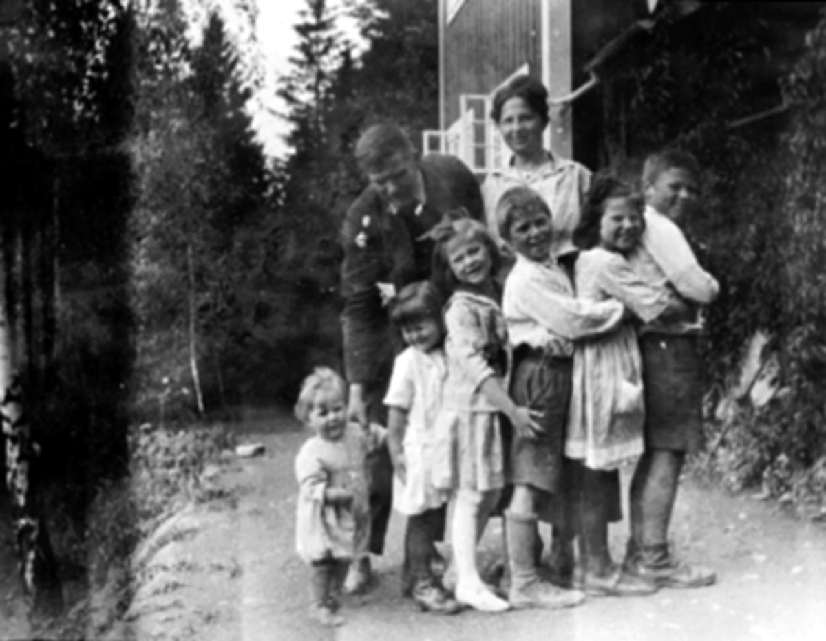 Anno Domkirkeodden, Gruppe 6 barn, foreldre. Erik, Elisabeth, Rachel, Tor Arnt, Inger Margrethe, Gulbrand, Bak foreldrene Johannes Arnt og Rachel Cathrine Willas Jensen. Bildet er tatt på hytta Bakken i Furuberget.
