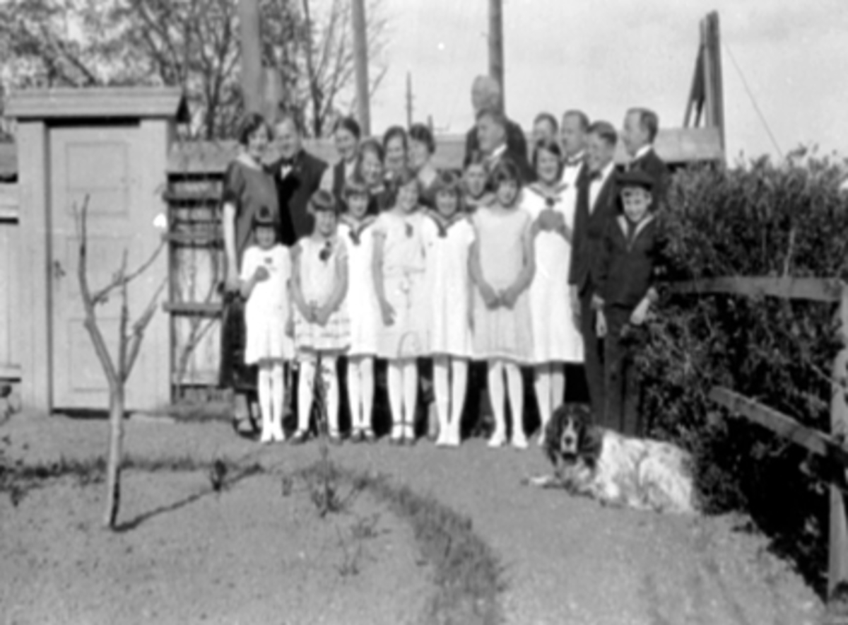 Anno Domkirkeodden, Familiegruppe Jensen, 75 årsdag 24.05.1926. Skappelsgate 2, Hamar. 1.rekke f.v. Unni, Elisabeth, Aud, Rachel, Liv, Inger Margrethe. Bak f.v. Johanne, Leif, Ingrid, Andrea, Aslaug, Rachel Jensen, Tor Arent Jensen. rekke f.v. G. Jensen (jubilant), Johannes Arnt Jensen, Kristian, Gulbrand Jensen, Gulb…