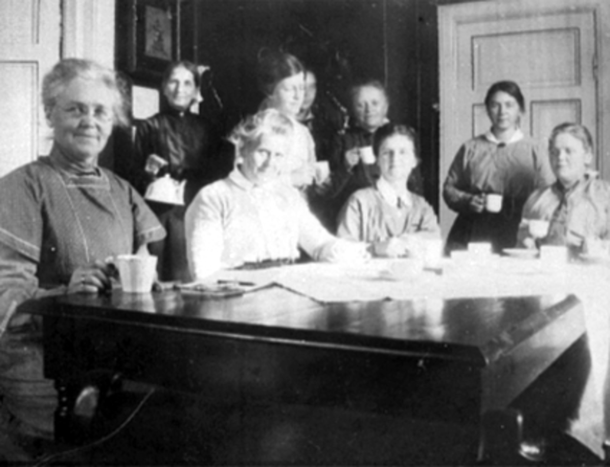 Anno Domkirkeodden, Lærere ved Pikeskolen Hamar, fra v: Emma Stav, frk. Jensen (pedell), Ellen Raknerud, Signe Ingerøe, Klara Holck, Ovidia Jenssen, Helga Lindjerde, Marit Strætkværn. Kaffepause.