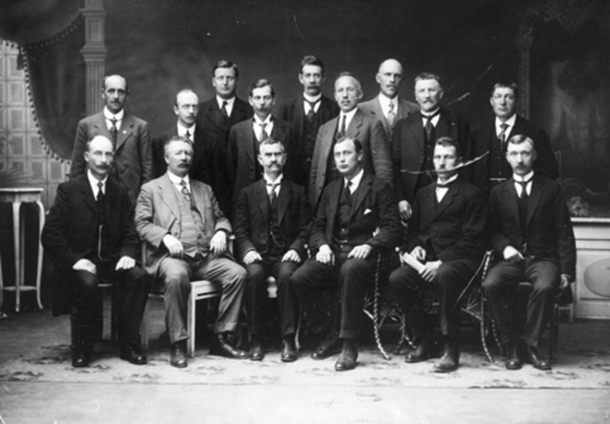 Anno Domkirkeodden, GRUPPE 15 MENN, OLAF LARSEN, BAKRE REKKE NR. 2 V. , SVENNEBREVOlaf Larsen var fengselsbetjent i 32 år. Fungerende vaktmesteri 1937.