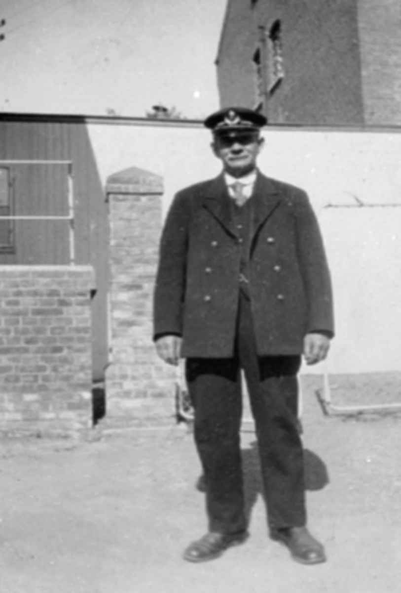 Anno Domkirkeodden, Fengselsbetjent Olaf Larsen f. 01.02.1878-d.16.11.1938. Uniform, Hamar Kretsfengsel.