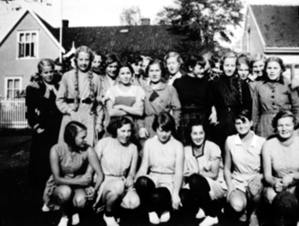 Anno Domkirkeodden, GRUPPE 23 UNGE JENTER, GYMNASTIKKTIME, UTE, HAMAR KATEDRALSKOLESe Karin Nord Syverinsens bok Påfuglen i Parken side 103.