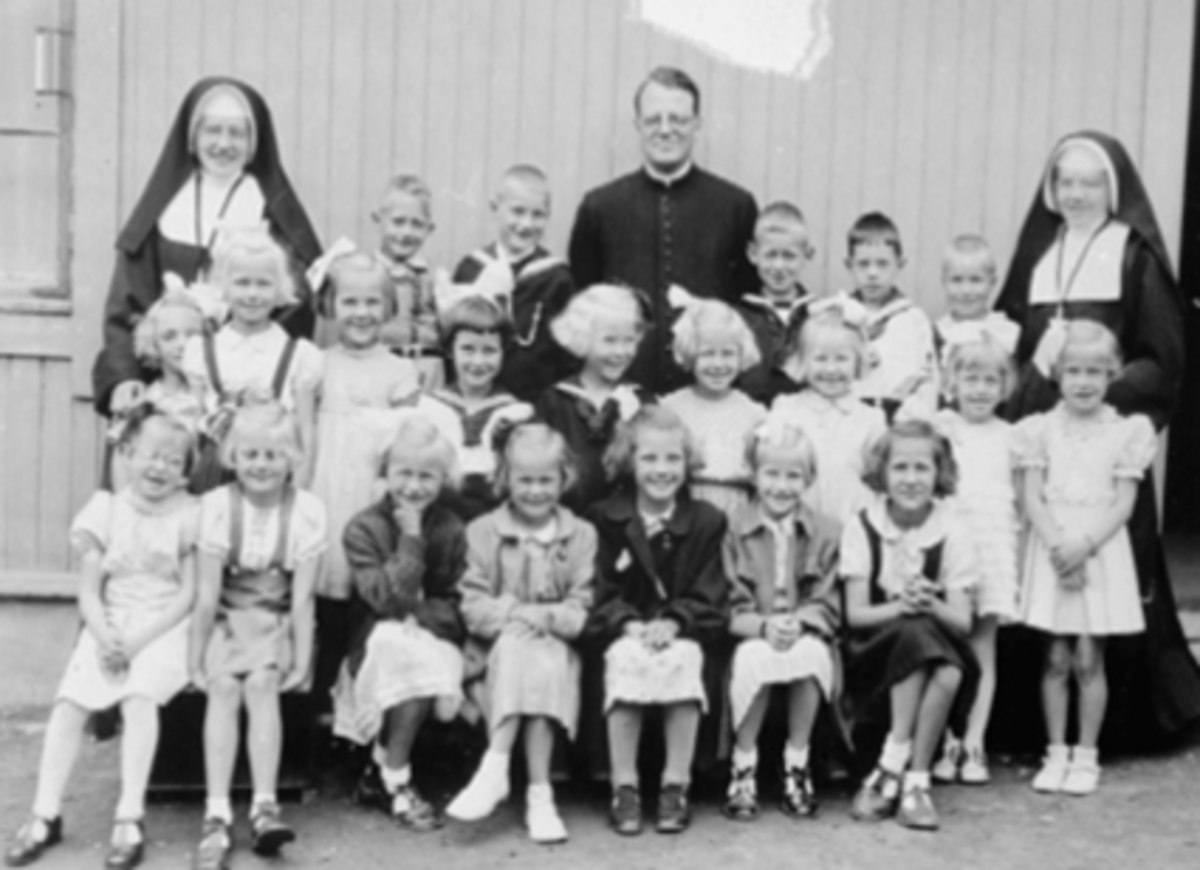 Anno Domkirkeodden, GRUPPE 21 BARNEHAGEBARN, 2 NONNER, 1 PREST, TORFINN BARNEHAGESe reg. skjema for navn.