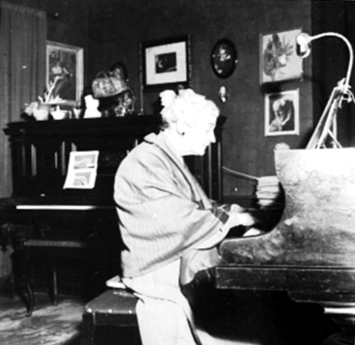 Anno Domkirkeodden, Madame Lydia Lissovskaia, spillelærerinne. Flygel.