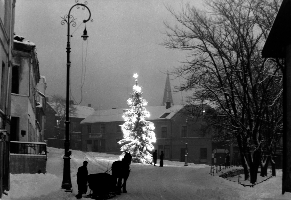 Anno Domkirkeodden, JULESTEMNING, TENT JULETRE, OLAV HØISVEEN FRA HOL GÅRD MED HEST OG SLEDE, TRIANGELEN I HAMAR.