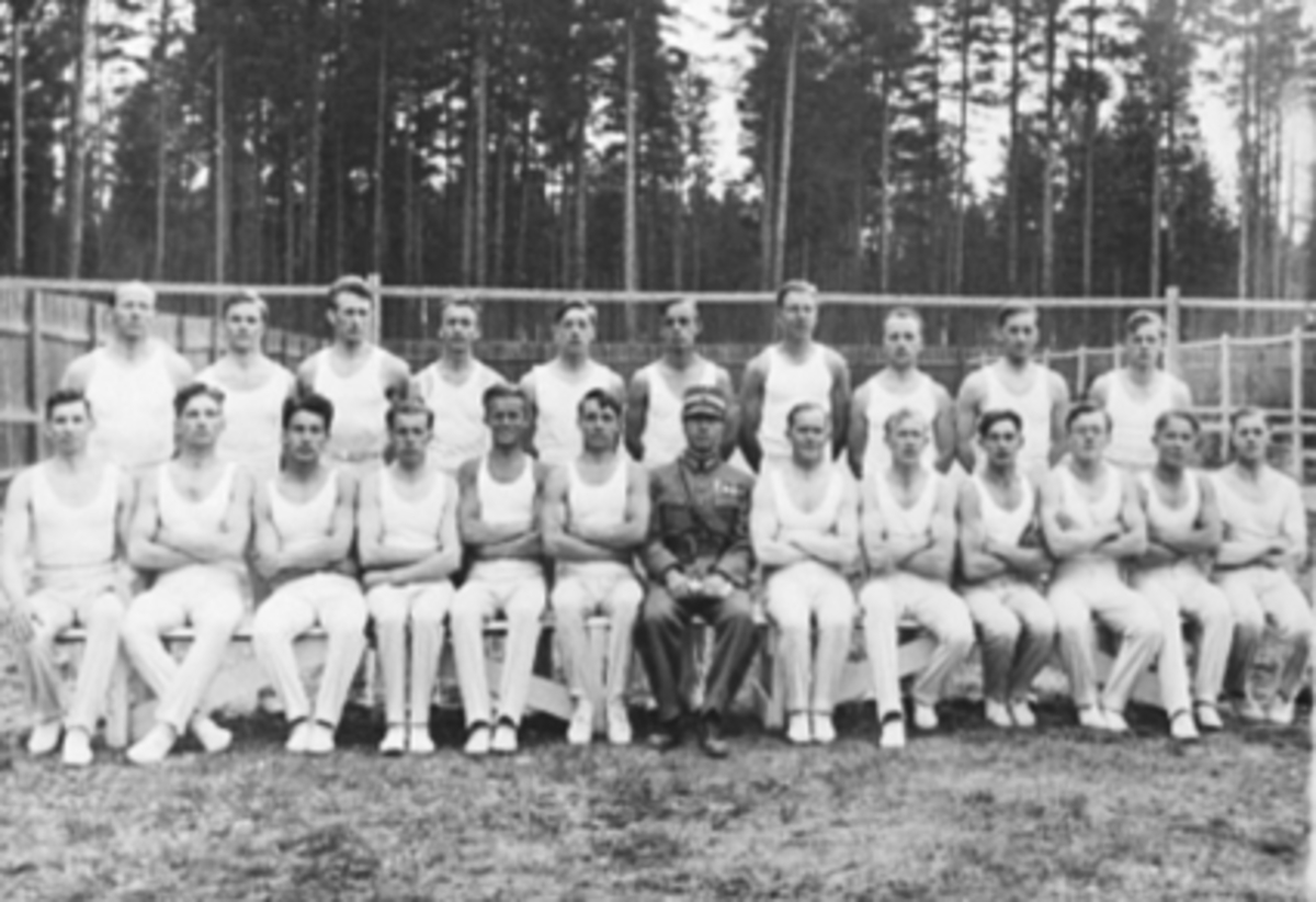 Anno Domkirkeodden, Turnere fra Hamar Idrettslag, turngruppe. Kretsstevne i Elverum, 1935. Stående fra v: A. Hansen, A. Dahl, O. Johnsen, R. Magnussen, Skaug, A. Pettersen, A. Eliassen, A. Hagen, A. Hval, H. Hval. Sittende fra v:K. Tomter, H. Aas, O. Hagen, K. Olsen, L. Magnussen, J. Eriksen, instruktør kaptein Krogst…