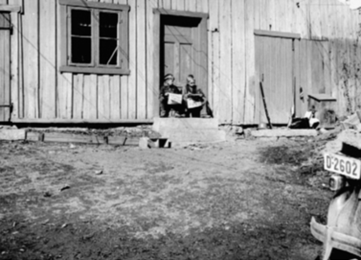 Anno Domkirkeodden, 2 GUTTER PÅ TRAPP, LESER TEGNESERIER, BAKGÅRD, FLAGG, GEVÆR