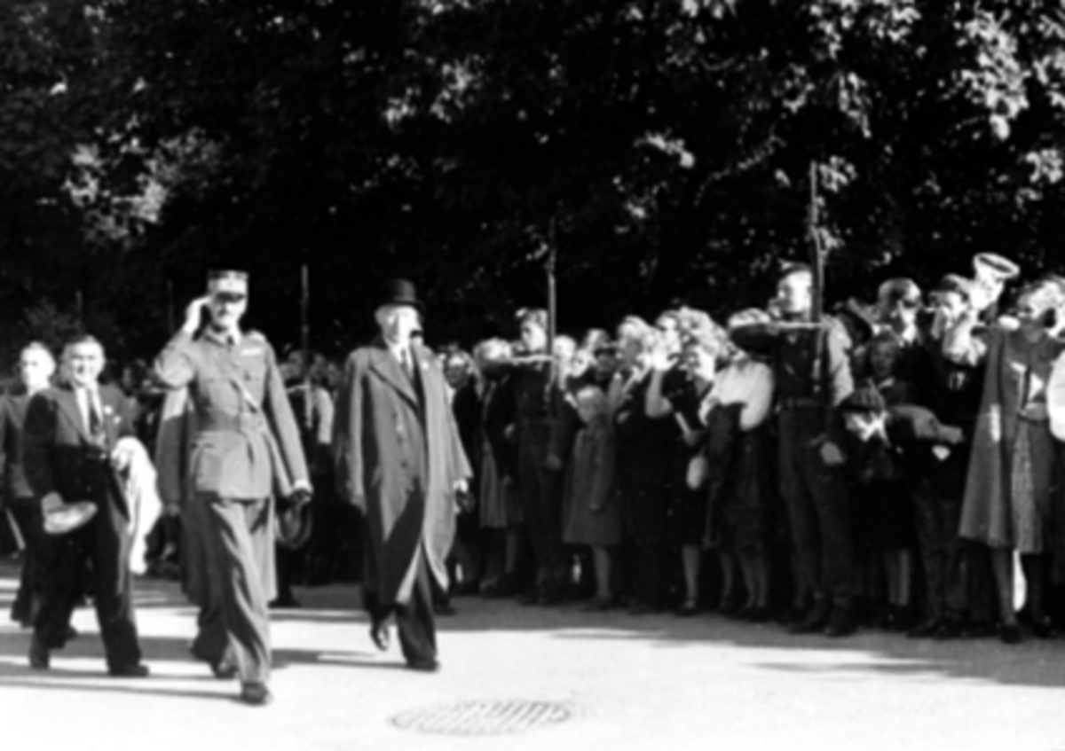 Anno Domkirkeodden, HAMARDAGEN1946, H. M. KONG HAAKON HILSER FOLKET, MILITÆRE HOLDER VAKT
