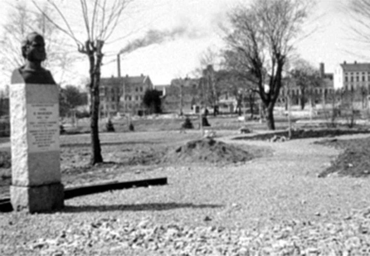 Anno Domkirkeodden, STRANDGATEPARKEN OPPARBEIDES, STATUEN AV O. ARVESEN