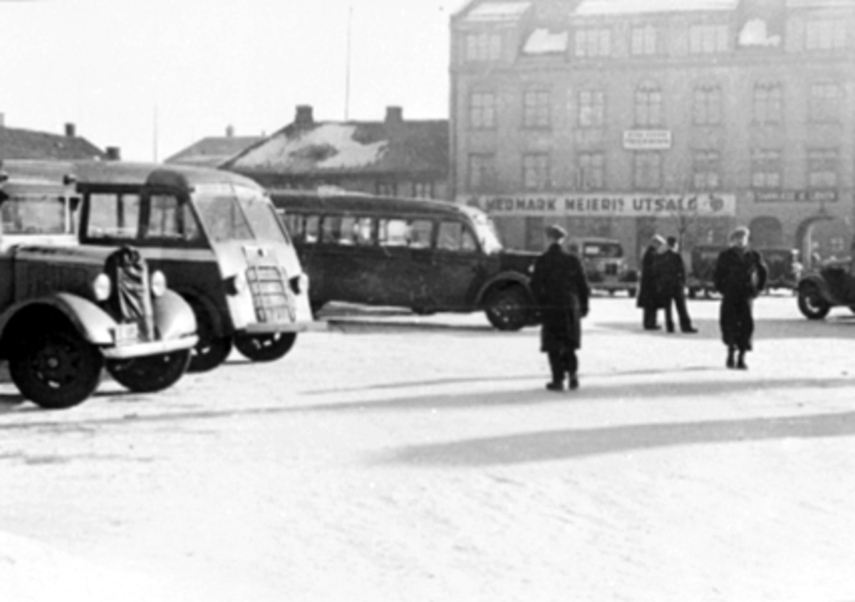Anno Domkirkeodden, ØSTRE TORG, BUSSER, BILER, HEDMARK MEIERIUTSALG, FOLK, VINTER