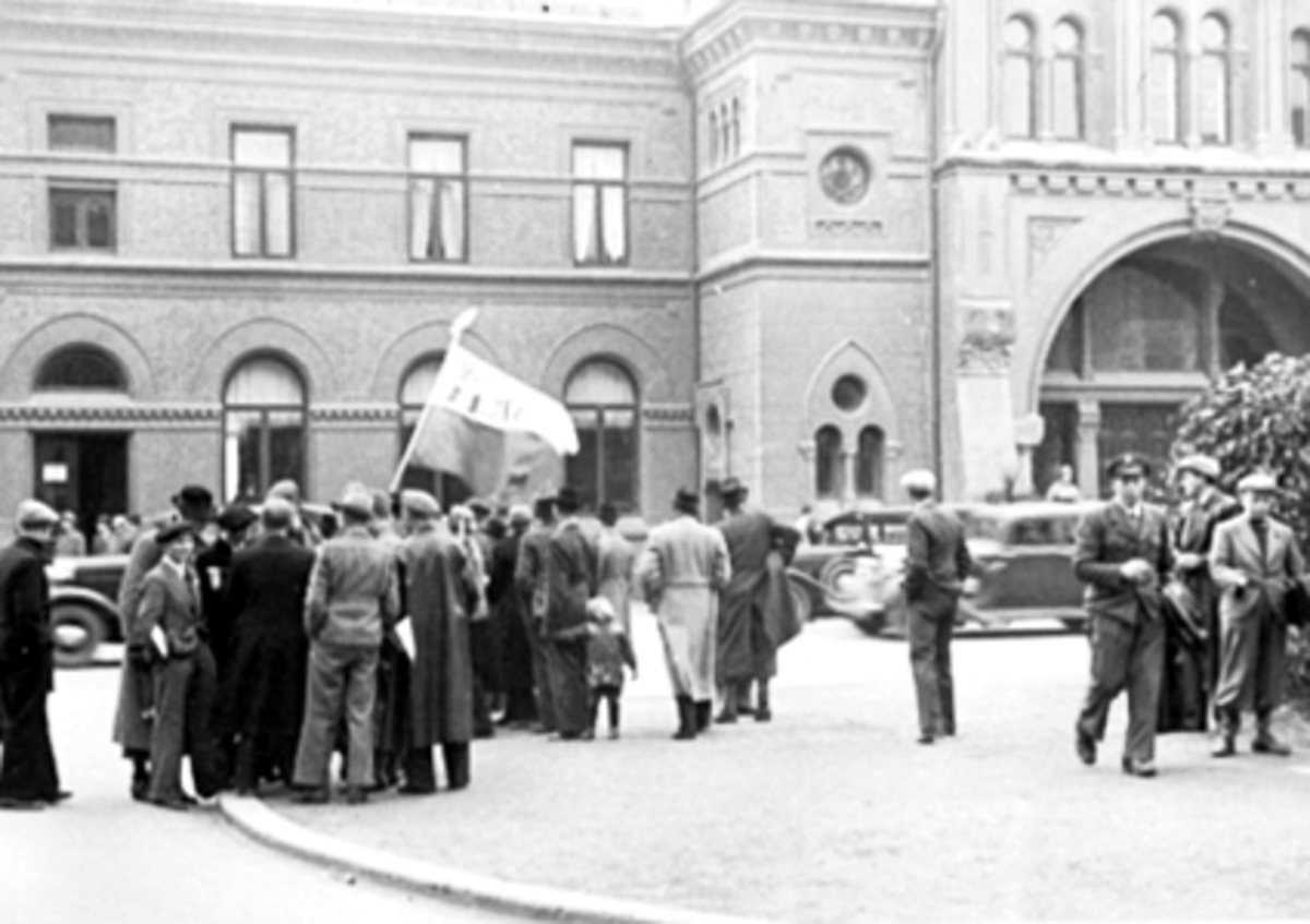Anno Domkirkeodden, HAMAR JERNBANESTASJON, ÅPNINGSKAMP PÅ BRISKEBY I 1938, FOTBALLKAMP MELLOM MJØNDALEN OG FREDRIKSTAD, PUBLIKUM VENTER