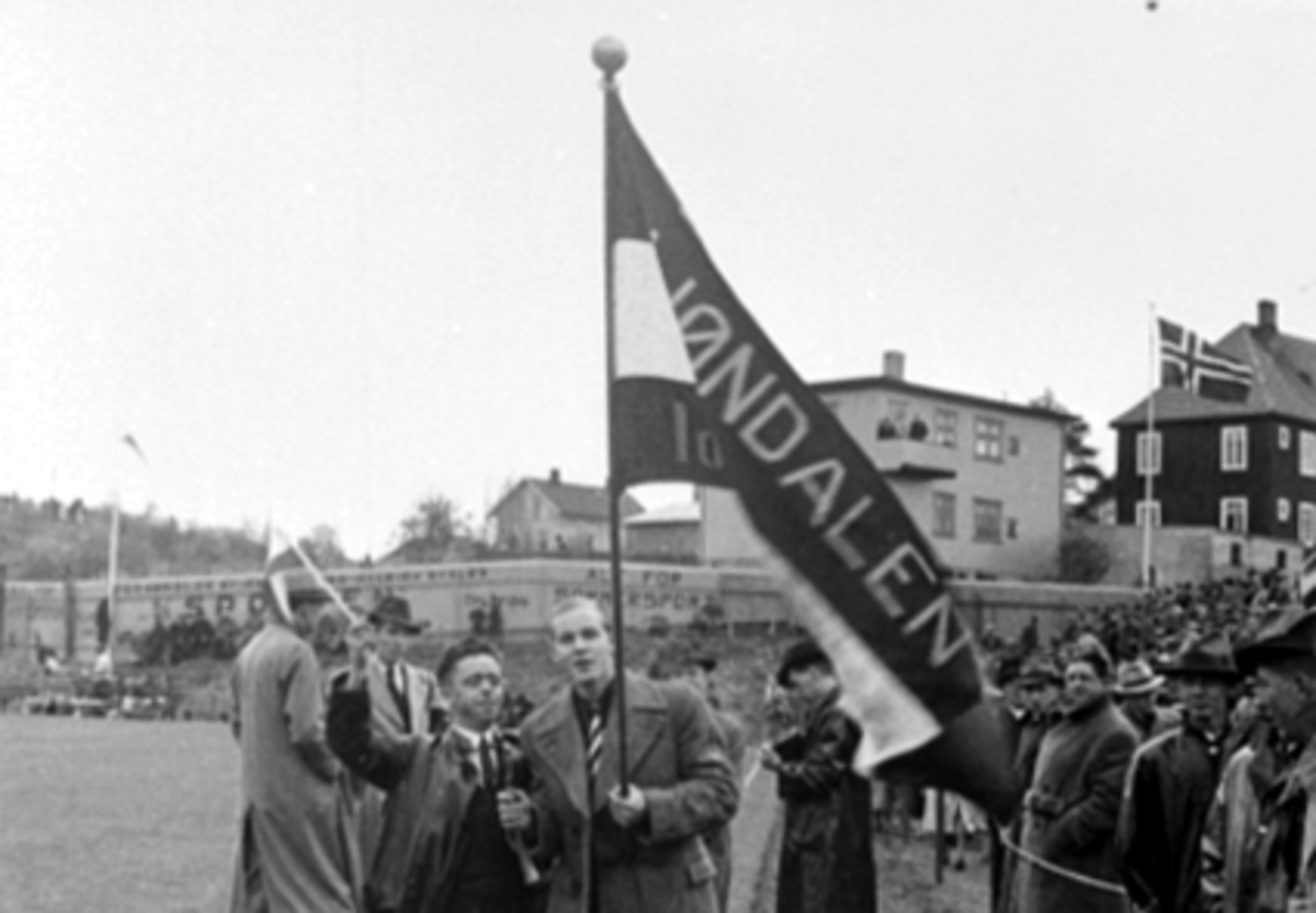 Anno Domkirkeodden, BRISKEBY GRESSBANE, ÅPNINGSKAMP PÅ BRISKEBY I 1938, FOTBALLKAMP MELLOM MJØNDALEN OG FREDRIKSTAD, PUBLIKUM VENTER