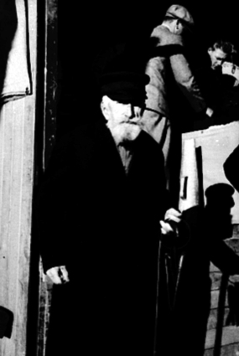 Anno Domkirkeodden, HAMARMARTN 1936, GAMMEL MANN SELGER TOLLEKNIVER, KNIVSELGER