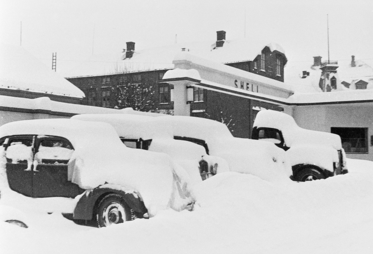 Anno Domkirkeodden, SNØVINTER, NEDSNØDDE BILER, SHELL STASJONEN, ENGGT. /GRØNNEGT. ?