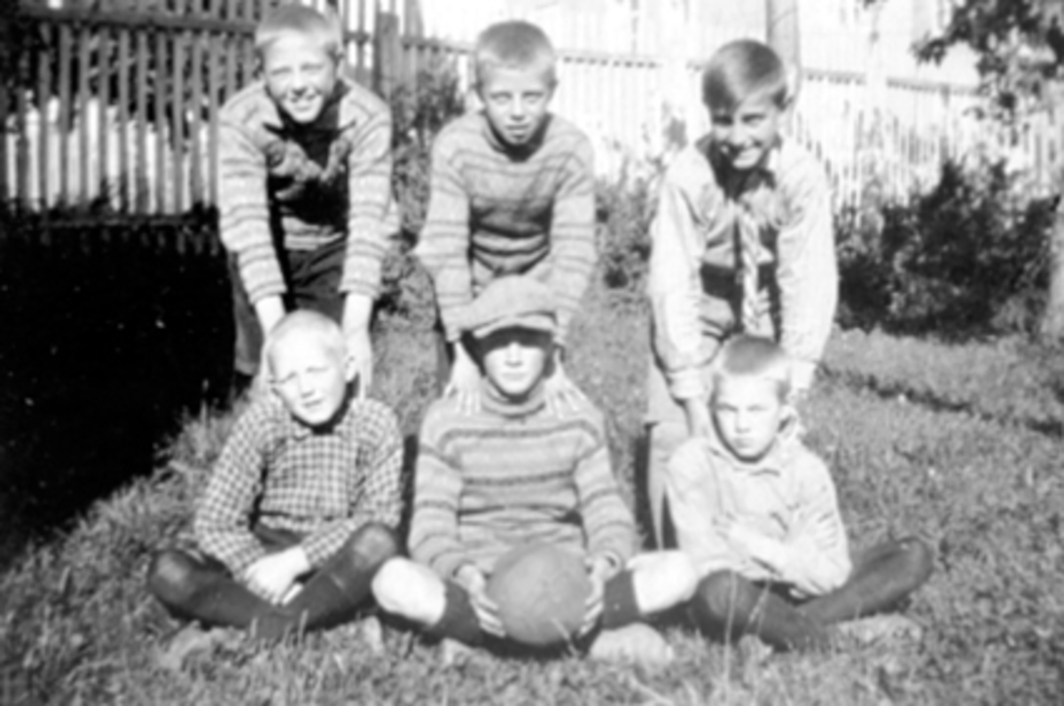 Anno Domkirkeodden, GRUPPE 6 GUTTER FRA VESTBYEN, FRA V:KOLBJØRN SOLHEIM, EILIFForts: Eilif Korslund, Jarle Korslund, 2 r. v: Bjørn (Busse)Monsen, Kaare Brovold, Arnulf Bjerke-