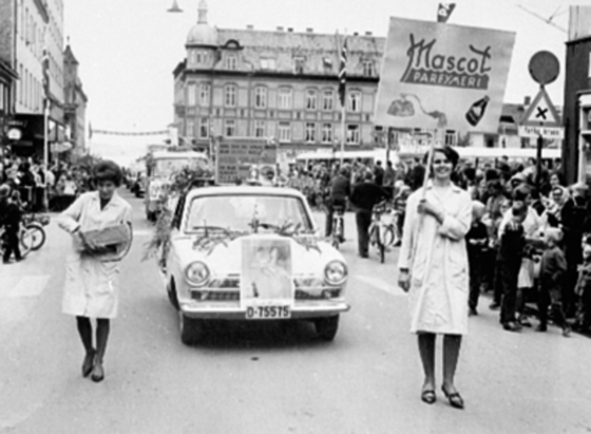 Anno Domkirkeodden, HAMARUKA 1964, REKLAME FOR MASCOT PARFYMERI, OPPTOG I VANGSVEGEN, BIL FORD CORTINA MARK I. D-75575, MYE FOLK