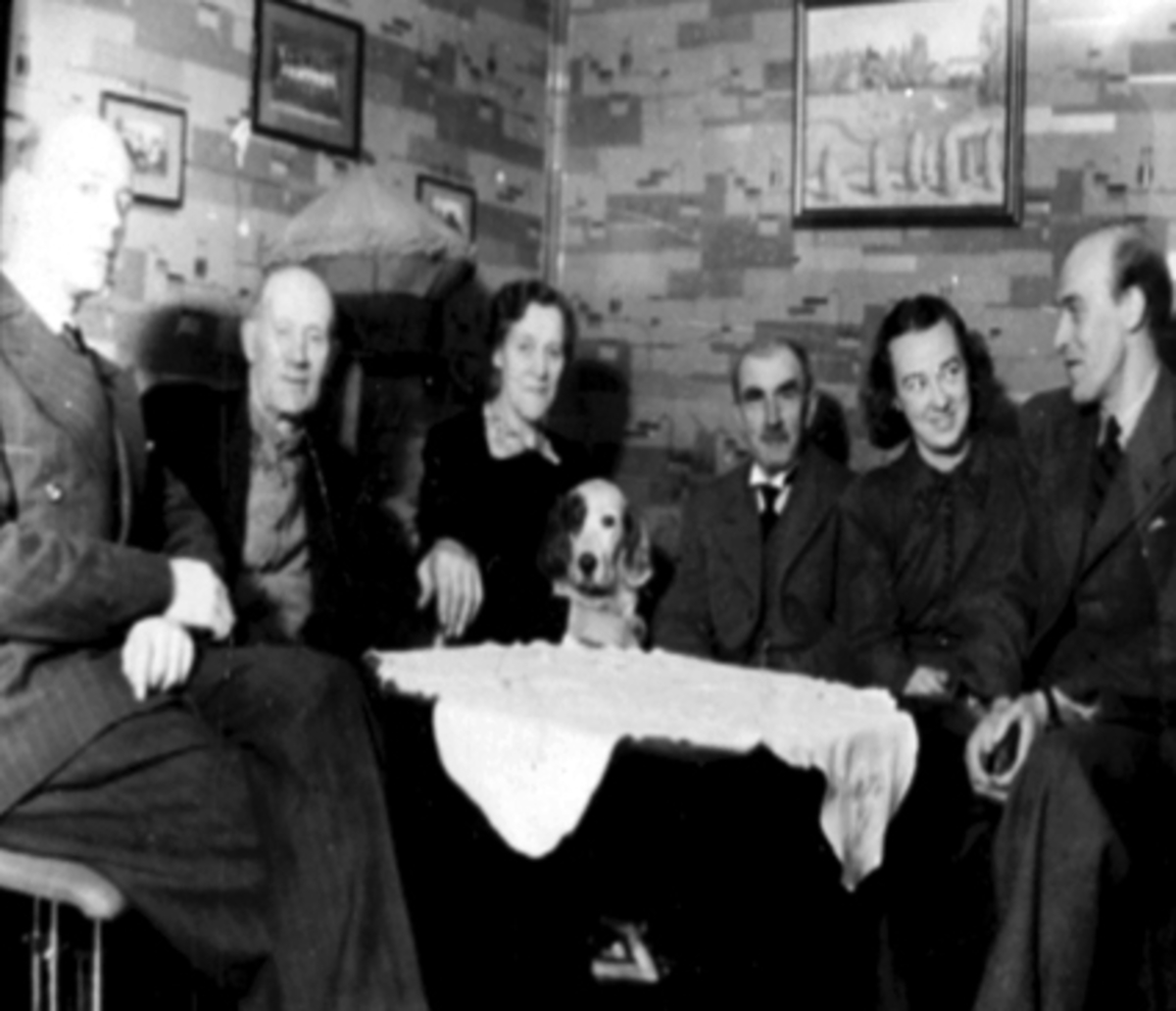 Anno Domkirkeodden, Blystadgården, interiør hos vognmann Blystad i Stangevegen, Hamar. F.v. Leif Blystad, Ludvig Nilsen, Ovida Blystad, vognmann Kristian Martin Blystad, Dagmar Blystad, Arve Blystad. 1940-årene.