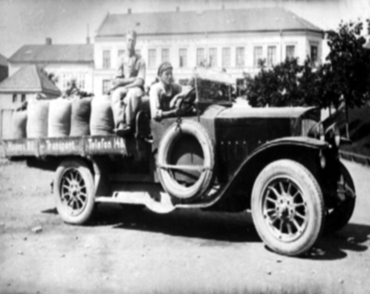 Anno Domkirkeodden, Protos lastebil, Hagens Biltransport, Østre torg, Hamar. Transport av mjøsekker til Ideal Flatbrødfabrikk. På lasteplanet Leif Andersen, sjåfør Harald Hagen.