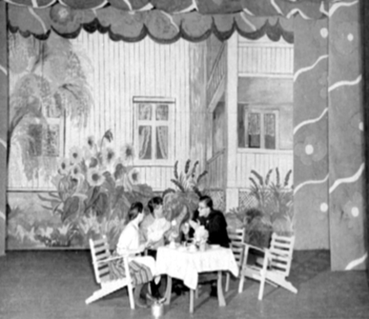 Anno Domkirkeodden, MARTENSREVYEN: A. S. BONDEGULL, 3 SKUESPILLERE, FRA VENSTRE: RANDI NORMANN, REVY-PER: PEDER PEDERSEN, IVAR PLATOU