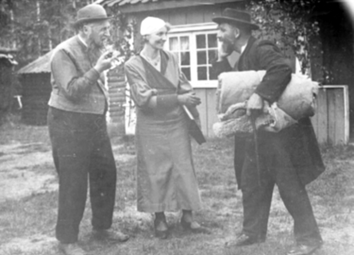 Anno Domkirkeodden, REVYEN: SKINFELL OG SOMMERSOL, SPILT UTE PÅ GLOMDALSMUSEET PÅ ELVERUM, 3 SKUESPILLERE, FRA VENSTRE: MAGNUS HAMLANDER, FRU FONNAAS OG REVY-PER: PEDER PEDERSEN
