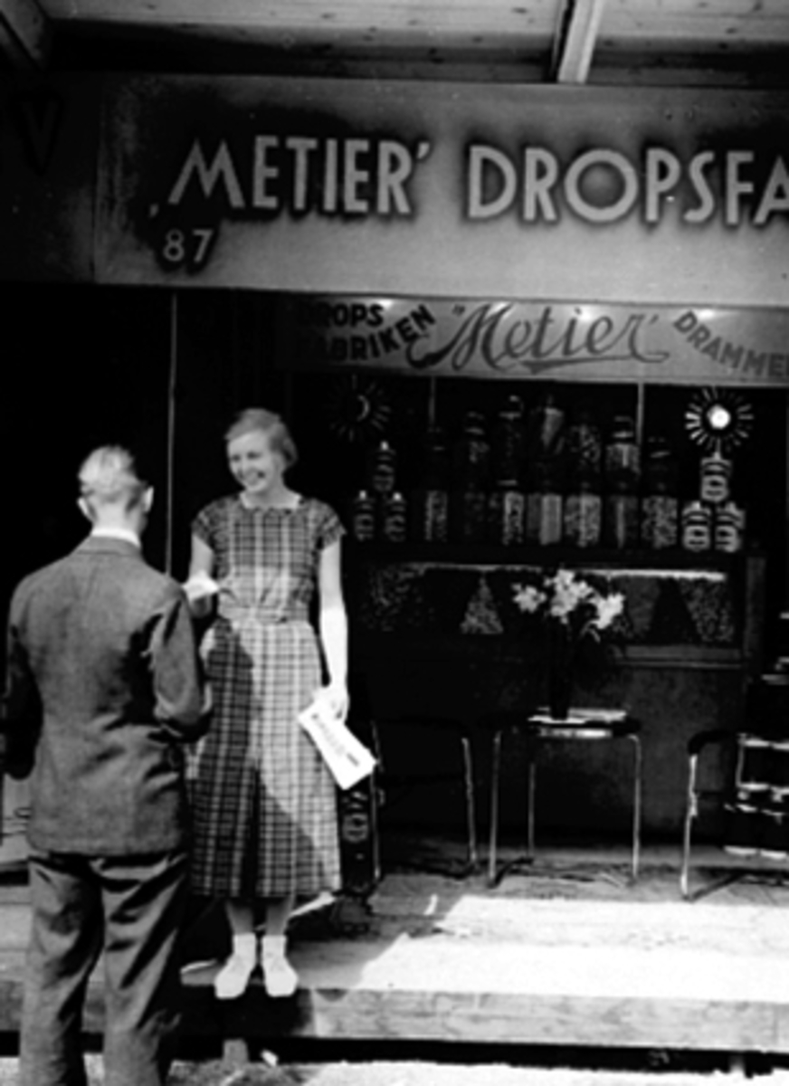 Anno Domkirkeodden, VAREMESSEN I 1933, SMAKSPRØVE METIER DROPS, MINA ELTON HAMAR OG HEDMARK FYLKES VAREMESSE. PÅ RIDEHUSET I 1933.