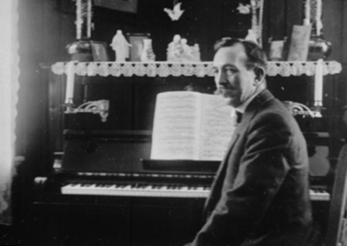 Anno Domkirkeodden, LUDVIG LIE, SOLBAKKEN, VED PIANO