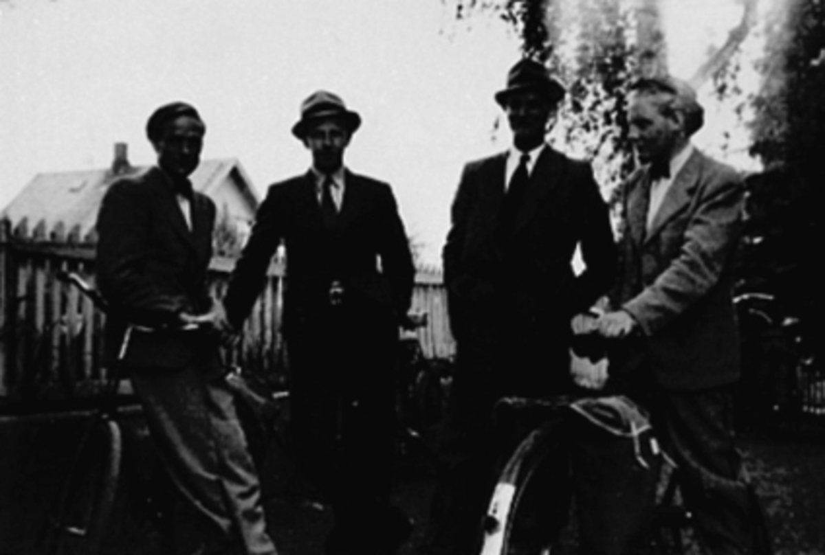 Anno Domkirkeodden, GRUPPE 4 UNGE MENN FRA VENSTRE: GEORG HILLE, DIDRIK GJESTVANG, TROND HØYE OG LEIV MIDTHAUG, HEMMELIG RUSSEFEST UNDER KRIGEN I BRUMUNDDAL, SYKLER.