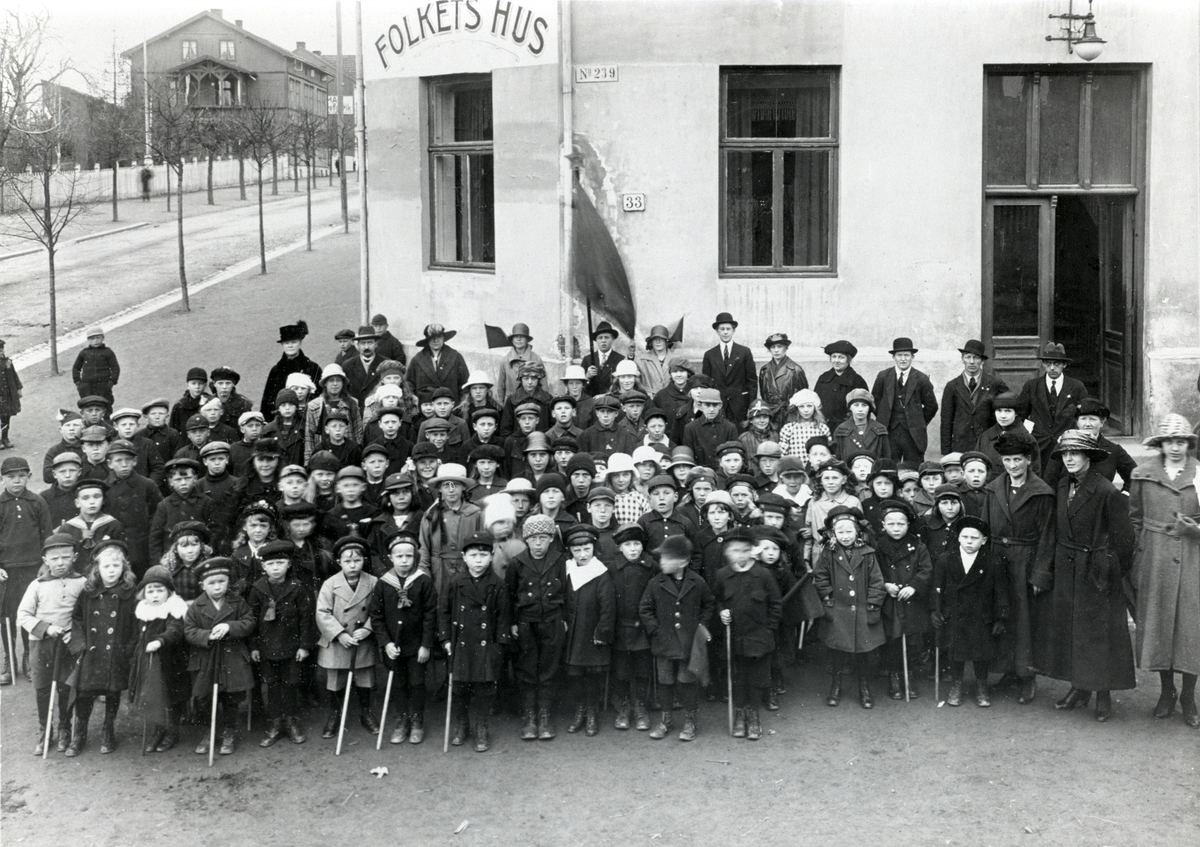 Anno Domkirkeodden, GRUPPE BARN FORAN FOLKETS HUS I PARKGATA 31, HAMAR KOMMUNISTISKE BARNELAG, 1. MAI DEMONSTRASJON, POLITIKK