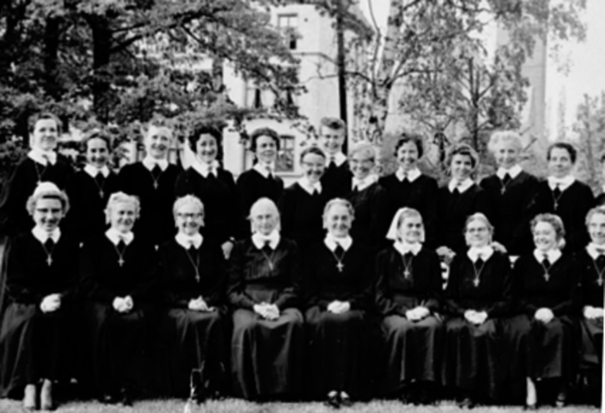 Anno Domkirkeodden, GRUPPE 22 DIAKONISSER, LOVISENBERG SYKEHUS, BERTA LIDSTRØM NR. 2 FRA VENSTRE BAKRE REKKE