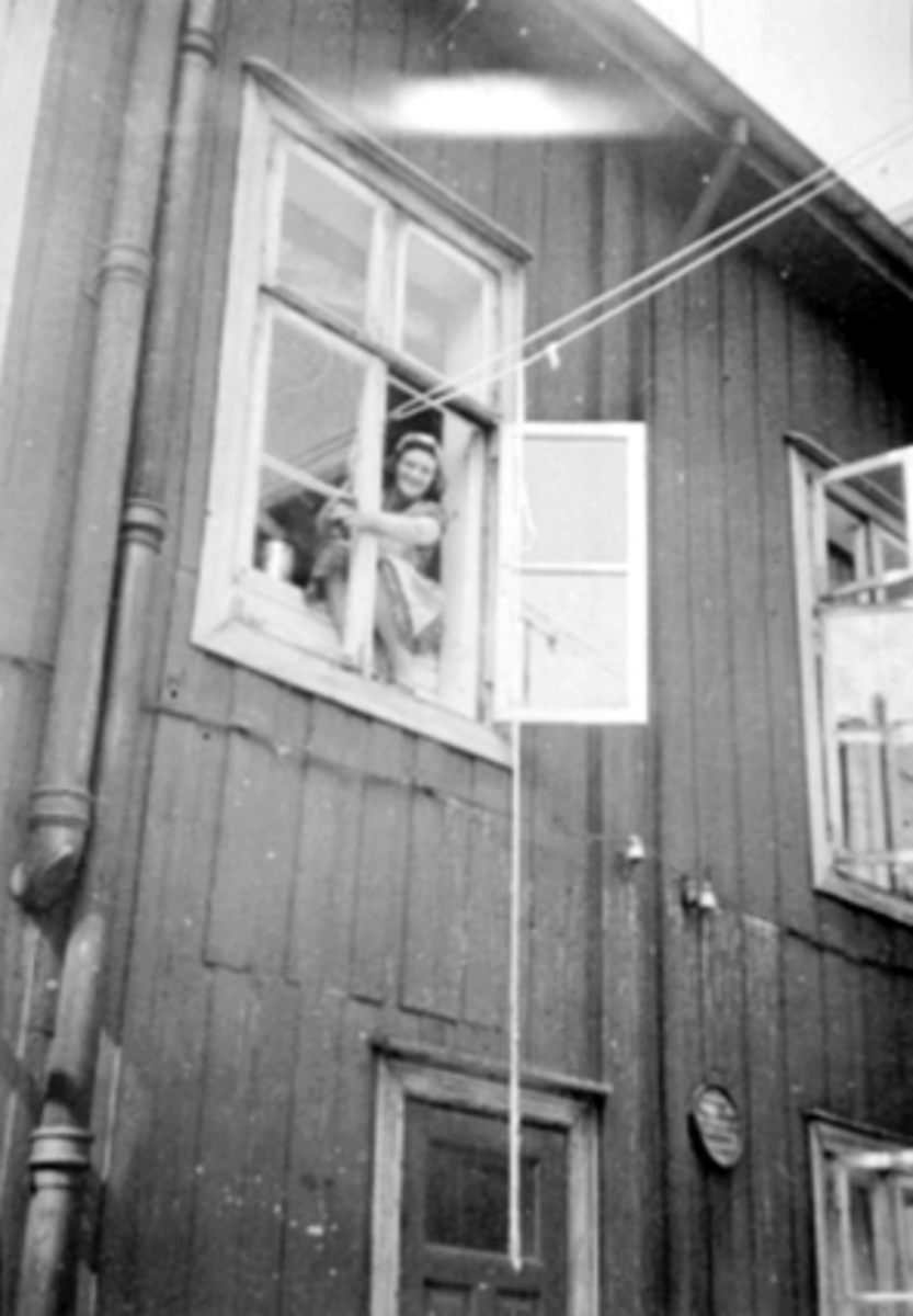 Anno Domkirkeodden, ANNIE BJØRNSTAD PUSSER KJØKKENVINDU, JOHANNESSENS BAKERI OG KONDITORI I STRANDATA 15