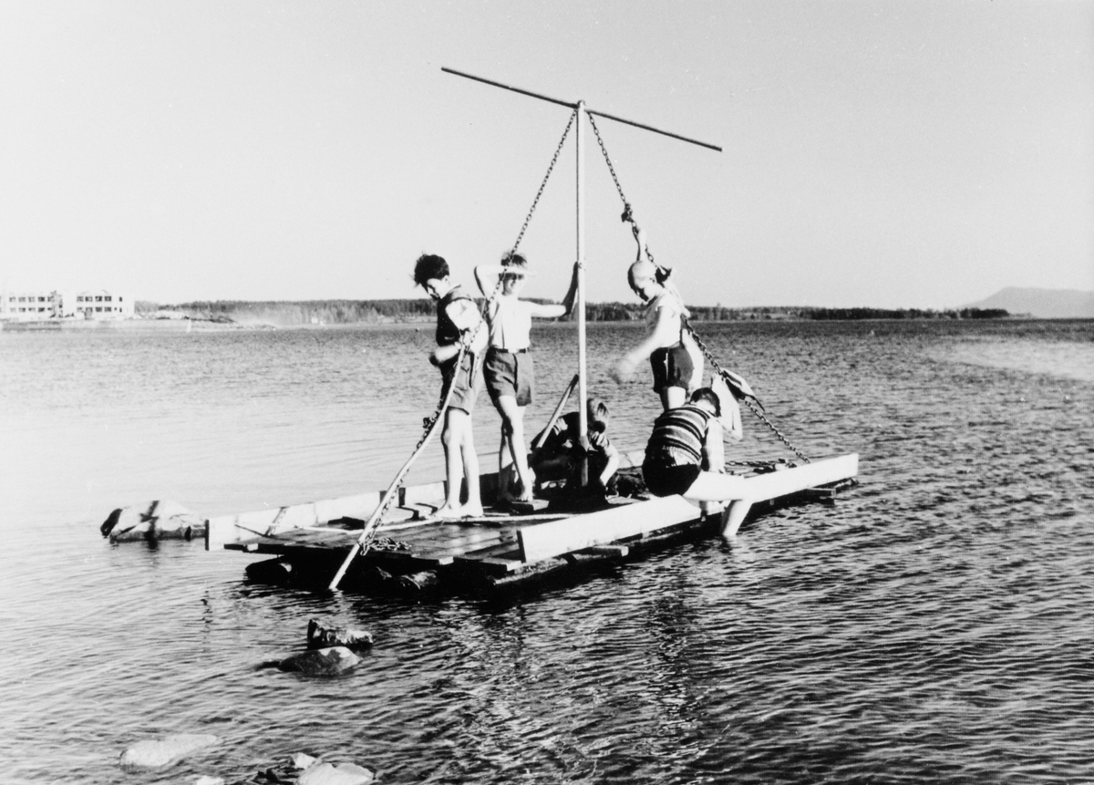 Anno Domkirkeodden, GRUPPE 5 GUTTER PÅ HJEMMELAGET FLÅTE, STERUDODDEN, BARNELEK PÅ MJØSA