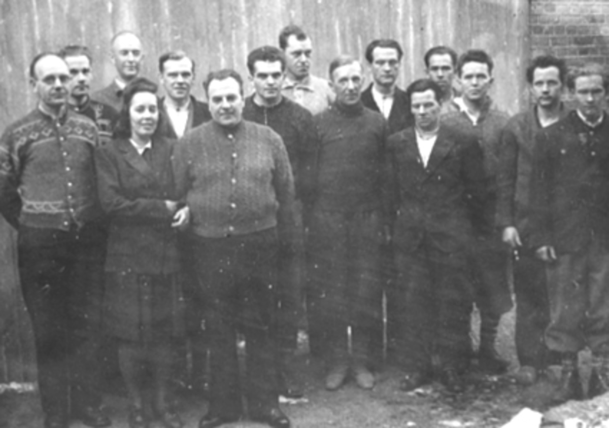 Anno Domkirkeodden, GRUPPE 15 KRIGSFANGER FØR TRANSPORT TIL OSLO FRA HAMAR KRETSFENGSEL, FRA VENSTRE: HANSEN - GJØVIK, JORDET - VANG, FRK. ØVRE - TRYSIL, BAK: DOKTOR RIISE - HAMAR, ALFRED HEGGELUND - VANG, MARTINSEN - RENA, SØRLIE - VANG, VÅGE - VANG, ERKEN - VANG, MØISTAD - ELVERUM, PALERUD - VANG, LØBAKK - TRYSIL, B…