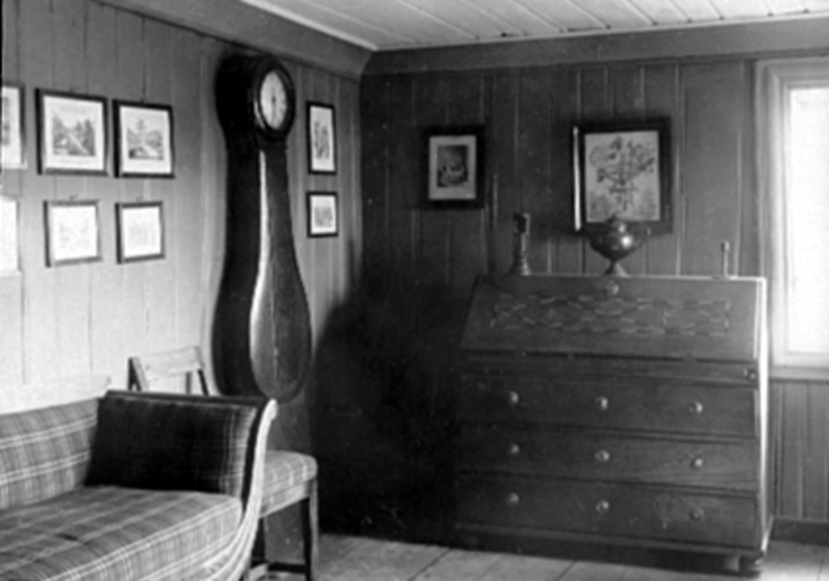 Anno Domkirkeodden, INTERIØR: SØNDRE KAMMERS, STUDERKAMMER, EMPIREMØBLER, BOLSTADBYGNINGEN HDH. 12, GULVKLOKKE