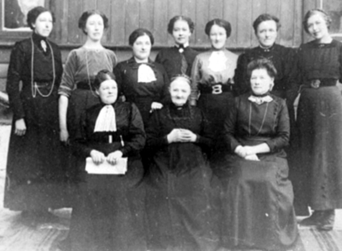 Anno Domkirkeodden, GRUPPE 10 KVINNER, SØSTRENE RØHRS HUSMORSKOLE, PENSJONAT, FORAN FRA VENSTRE: GUNDA RØHR, FRU RØHR OG ANNA RØHR, BAK NR 4 FRA VENSTRE: MARIE ANDRASSEN