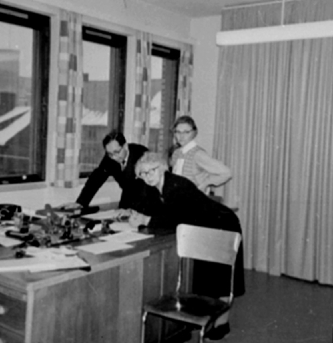 Anno Domkirkeodden, Hamar sosialkontor i 4 etg. i Grønnegata 54 (mot Sverregate), interiør, f.v sosialsjef O.G.Evensen, Julie Moe, menighetssøster Gunda Bang. Hamar kommune.