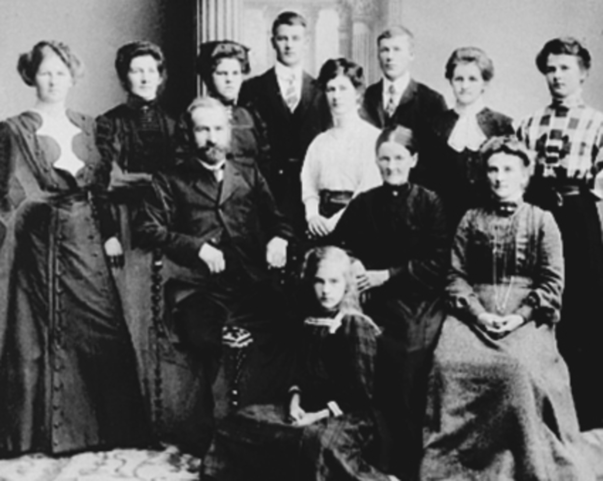 Anno Domkirkeodden, GRUPPE 12, FAMILIEN HOBERG, FORAN FRA VENSTRE: GUDBRAND, KAREN, ANNA, HELT FORAN: ELISABETH, BAK FRA VENSTRE: GUDRUN, KAREN, ESTER, KARL, MARIE, LARS, AGNETHE, IDA WALBORG.